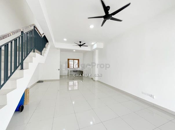 Jalan FLora, Telok Panglima Garang, Selangor 42500