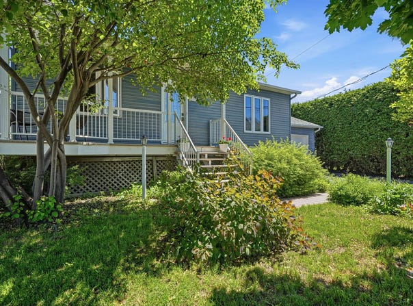 204 Rue Ernest-Aubin, Laval (Sainte-Rose), QC H7L 5H4