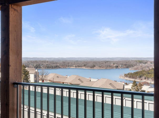 240 Poolside Pass, Hollister, MO 65672