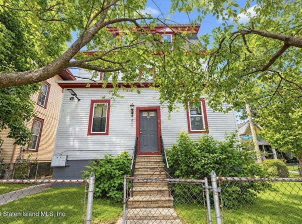3 Trinity Place, Staten Island, NY 10310