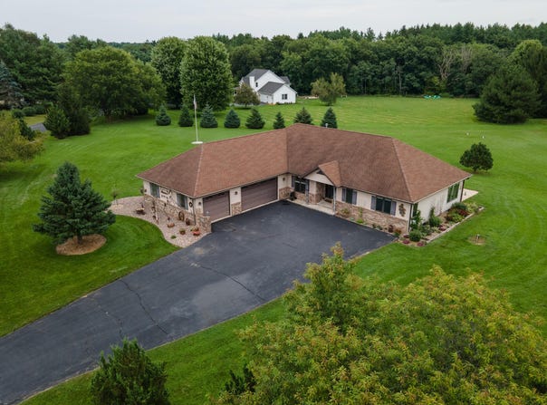 W5355 Gladhurst Ln, Elkhorn, WI 53121