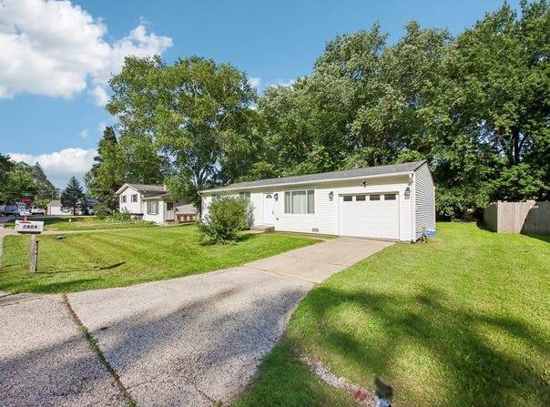 2804 Old Oak Drive, McHenry, IL 60050