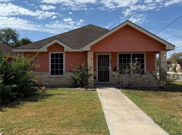 400 Hobbs Avenue, Alice, TX 78332