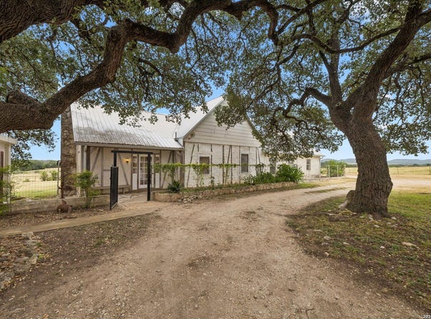 48 Holiday Rd, Comfort, TX 78013