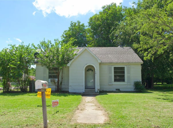 901 N Howeth, Gainesville, TX 76240