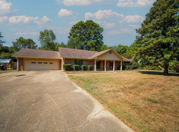 1174 Fabre Circle, Camden, AR 71701