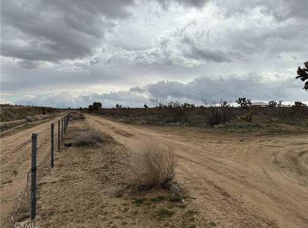 17 Smith, Phelan, CA 92371