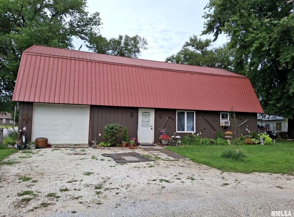 102 E 3RD Street, Bath, IL 62617