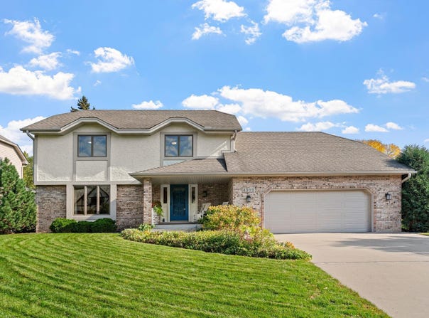 4202 Willow Wood Drive, Vadnais Heights, MN 55127