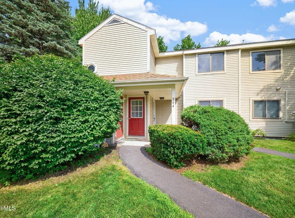 204 Victory Way, Halfmoon, NY 12065