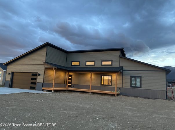600 LITTLE GREYS Loop, Etna, WY 83118