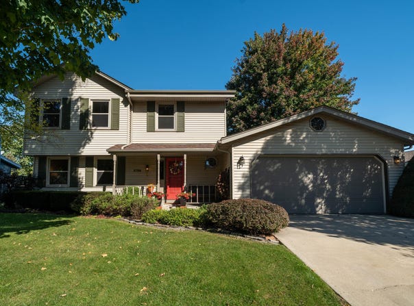 2728 Stonebridge Dr, Racine, WI 53404