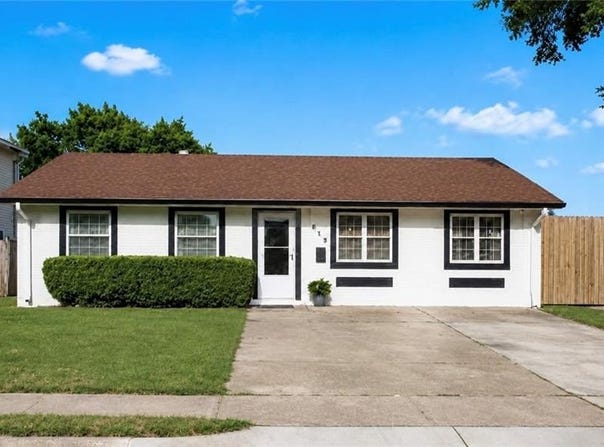813 OAKWOOD Drive, Gretna, LA 70056