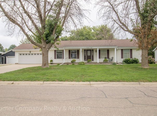 1430 Birch St, Hull, IA 51239