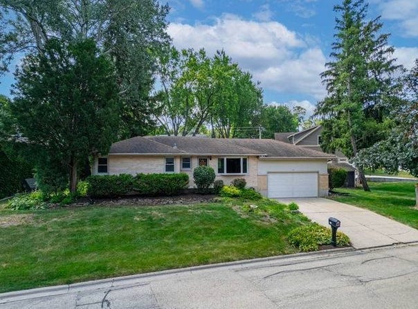 508 Oak Dr, Dundee, IL 60118