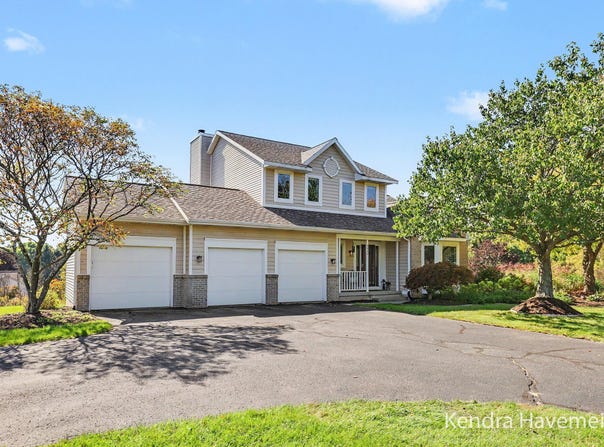 2480 Rolling Meadow Drive NE, Belmont, MI 49306