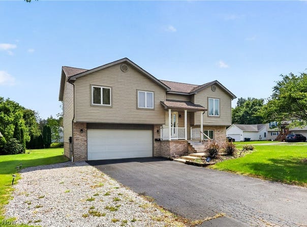 1064 Saul Drive, Hubbard, OH 44425