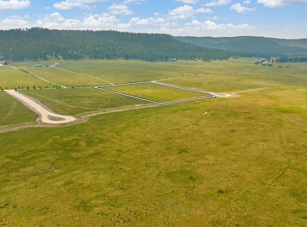 War Bonnet Road, Custer, SD 57730