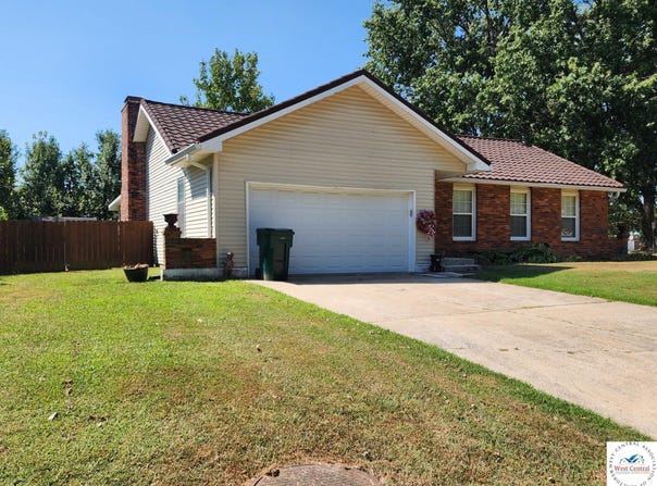 1700 E Strawberry Lane, Clinton, MO 64735