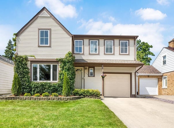 134 N 8th Avenue, Des Plaines, IL 60016