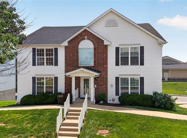 10 Homefield Gardens Drive, O'Fallon, MO 63366