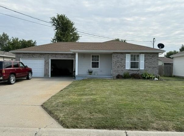 622 Shamrock Dr, Marshall, MO 65340