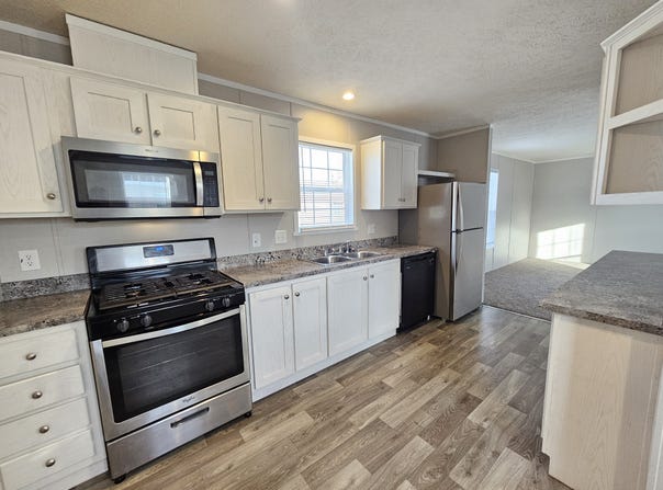 571 Delaware, Belleville, MI 48111