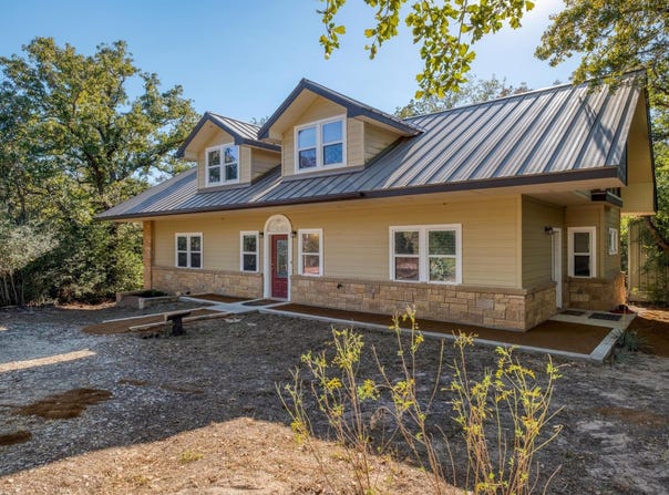 123 Bowie Trl, Luling, TX 78648