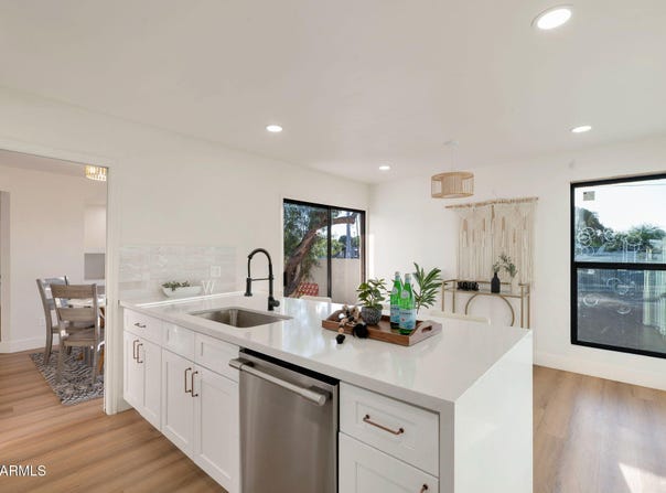 703 E CORTE ORO, Phoenix, AZ 85020