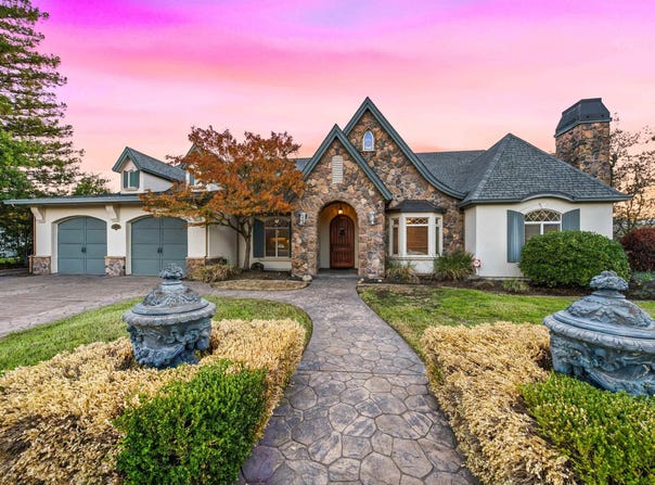 2490 Crescent Moon Ct, Redding, CA 96001