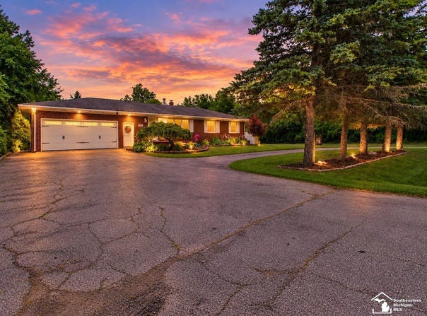 3183 Bluebush Road, Monroe, MI 48162