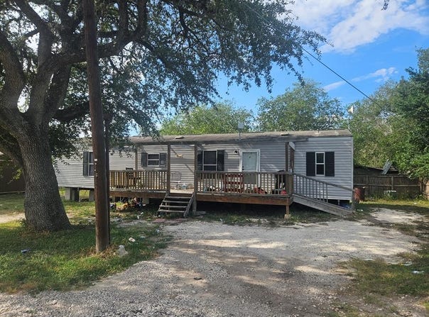 421 Walton, PETTUS, TX 78146