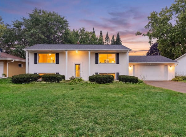 1616 Sandhurst Avenue E, Maplewood, MN 55109