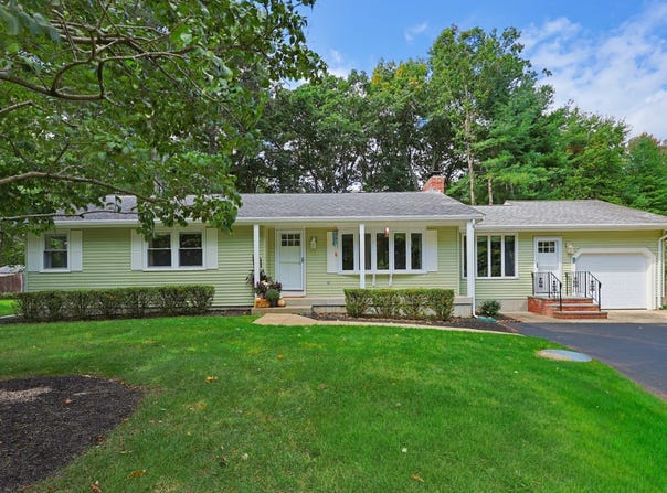 45 Surrey Dr, Mansfield, MA 02048