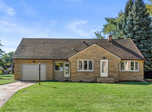 7921 W Whitaker Ave, Greenfield, WI 53220