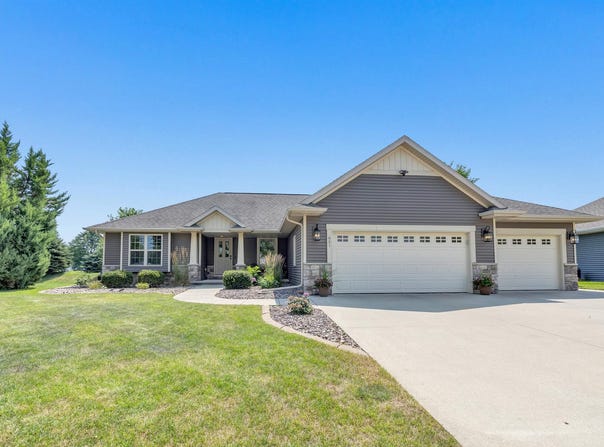 651 PEBBLESTONE Circle, HOBART, WI 54155-9382