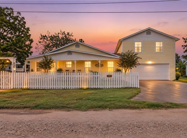 107 E Lakefield Drive, Mathis, TX 78368