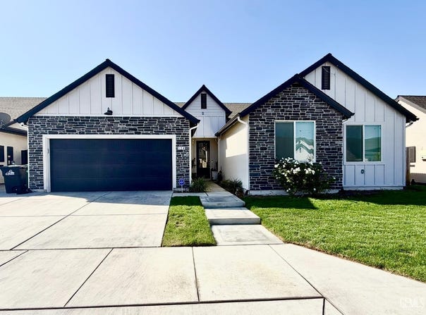 124 Swan, Delano, CA 93215