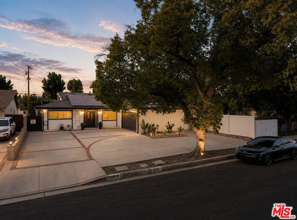 15829 Tupper St, Los Angeles, CA 91343