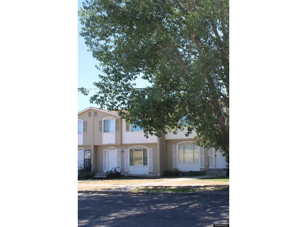 943 8th St, Evanston, WY 82930