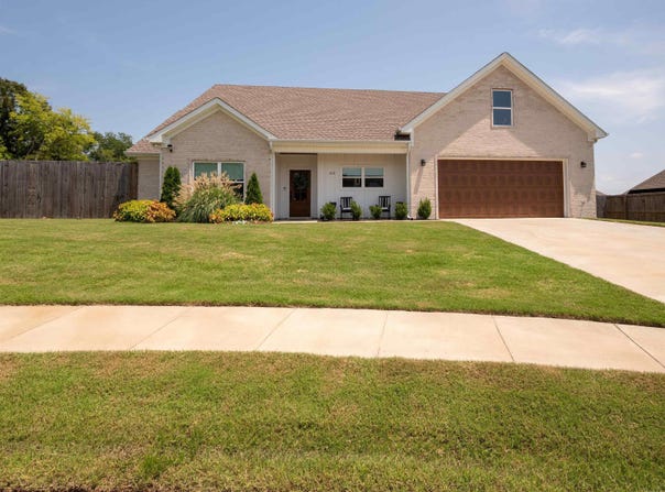 2112 Sable Oaks Circle, Bryant, AR 72022