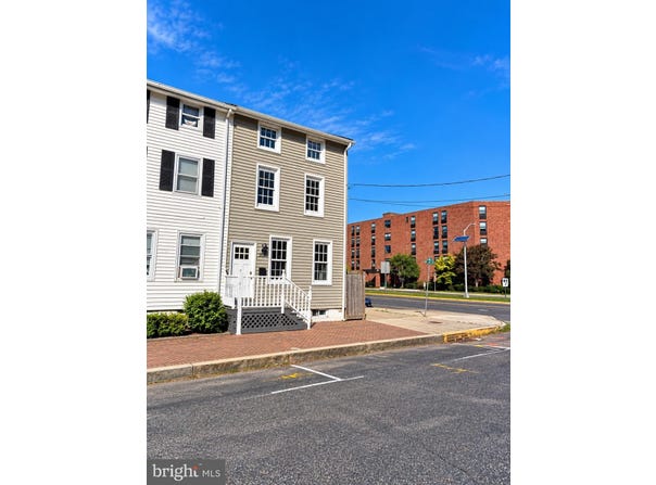 208 ST MARY, BURLINGTON, NJ 08016