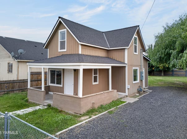 911 Barnes Ct, Sunnyside, WA 98944