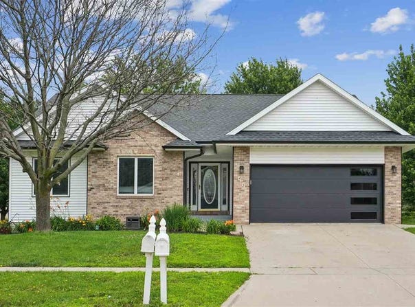 402 Windsor Dr, Solon, IA 52333