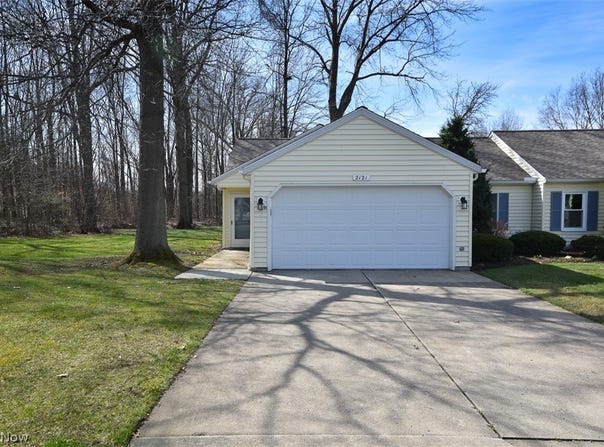 2121 Oakwood Court, Avon, OH 44011
