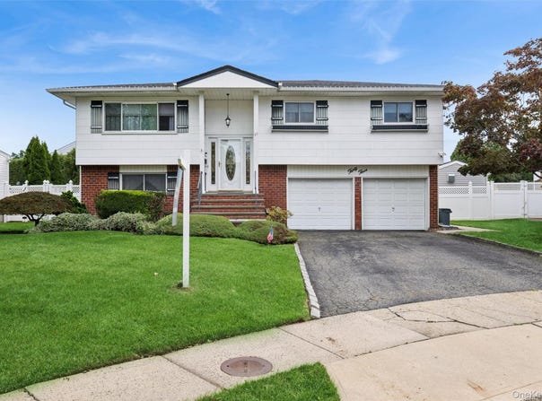 33 Sherwood Drive, Bethpage, NY 11714