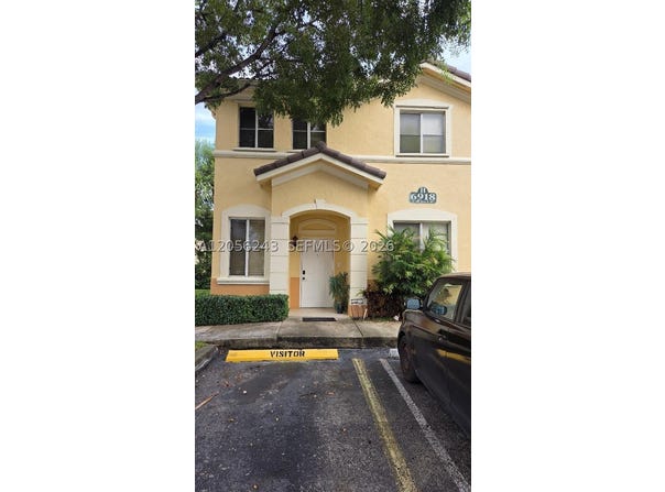 6918 NW 177th St, Hialeah, FL 33015