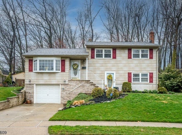 8 Adelphi Ct, Edison Twp., NJ 08837-2709