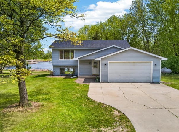 33067 Nueman Trail, Lindstrom, MN 55045