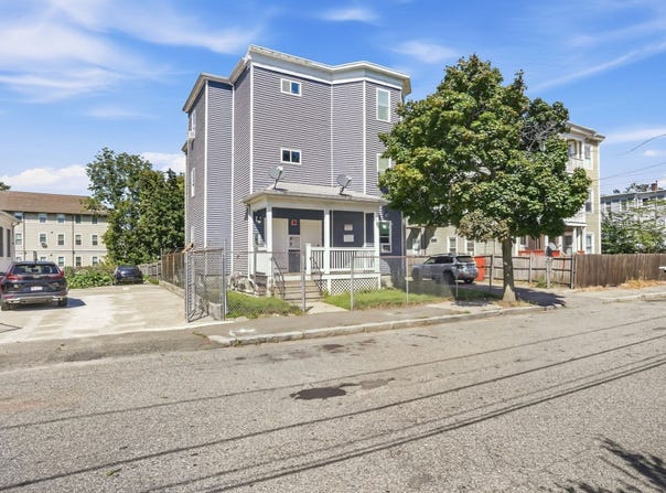 33 Park St, Brockton, MA 02301